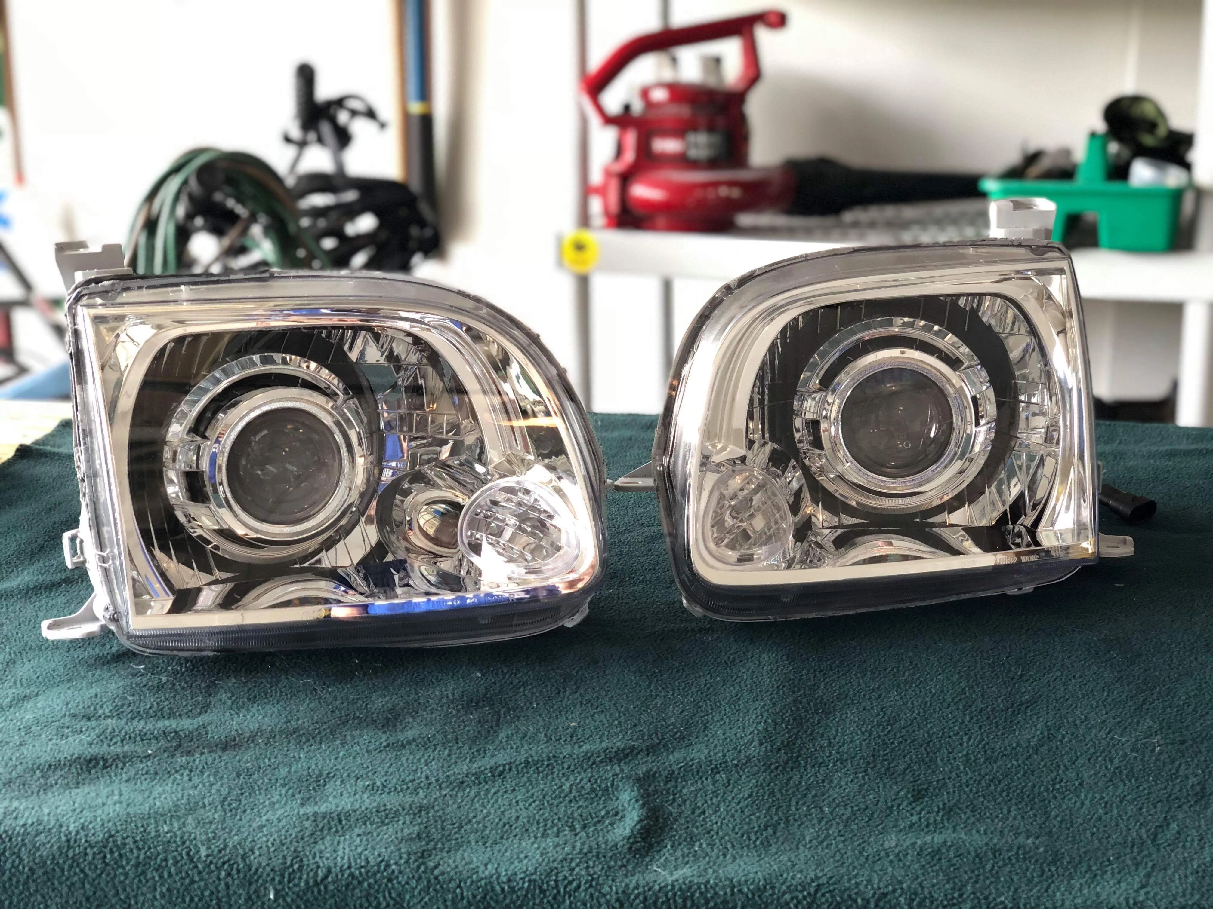 SRQ Fab LED Retrofit Headlights - Switchback Halos For Tundra (2005-2006)