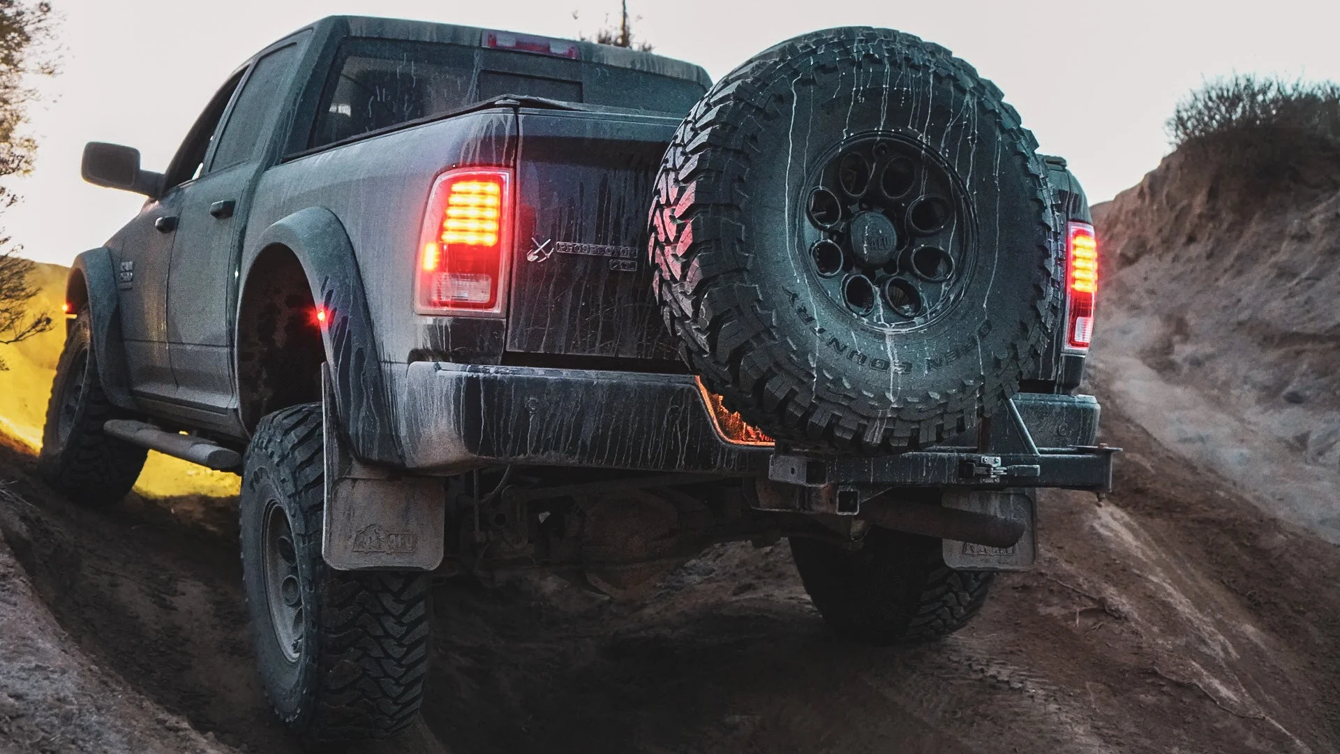 RIG'd UltraSwing® Mega-Fit Spare Tire Hitch Mount - Image 19