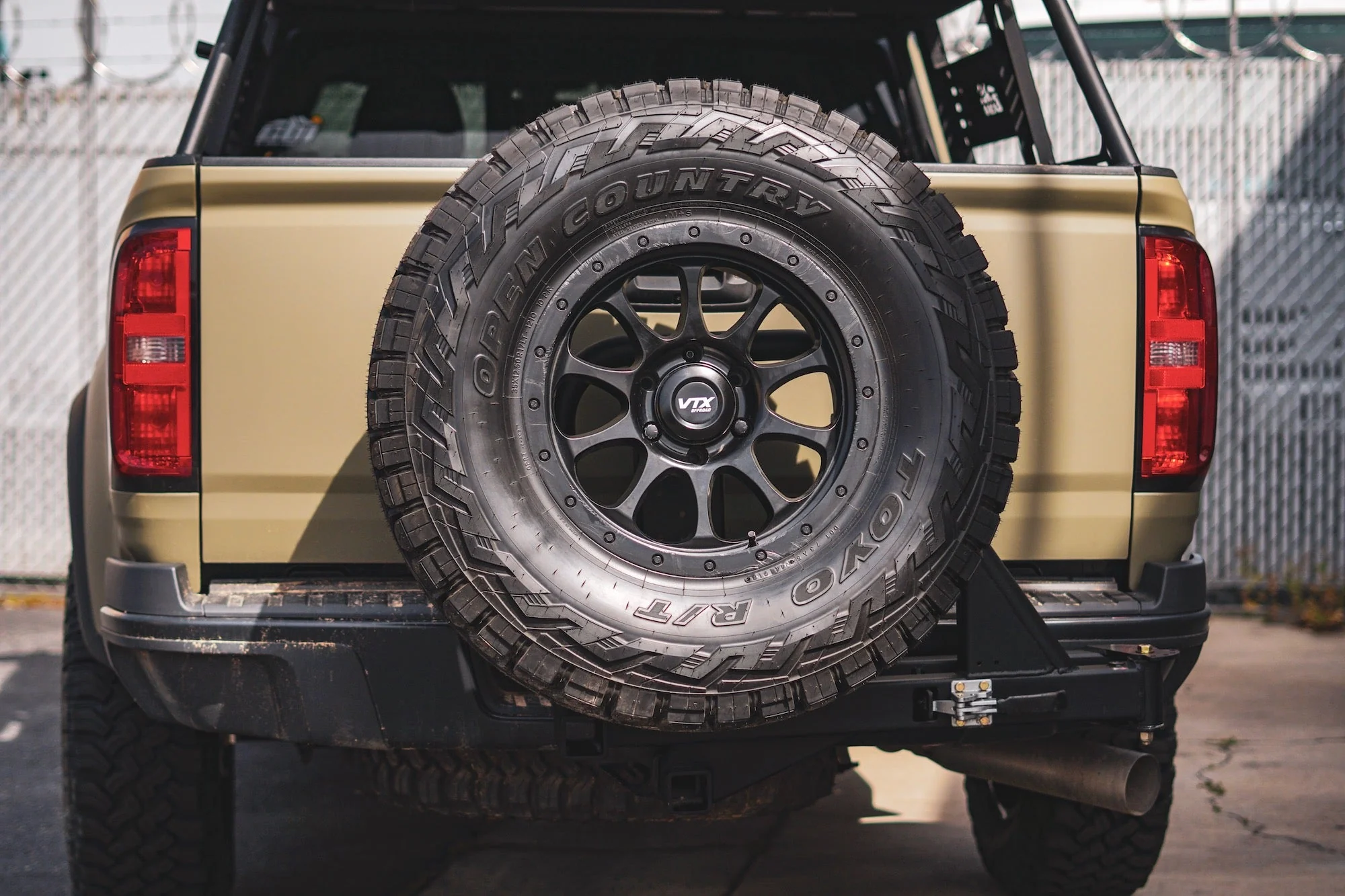 RIG'd UltraSwing™ Multi-Fit Spare Tire Hitch Mount - Image 23